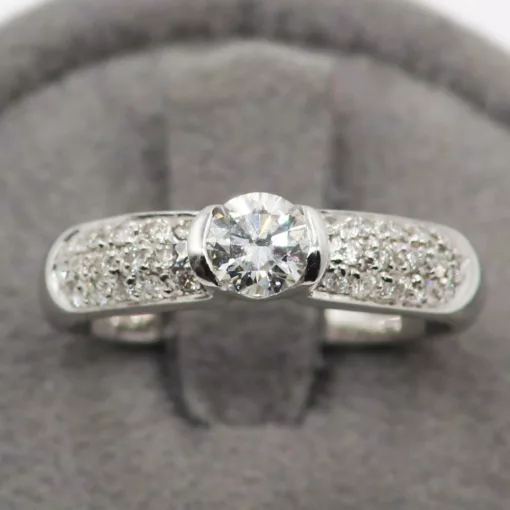 ANELLO CON BRILLANTE CENTRALE </br> CSOY 689