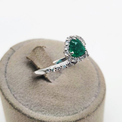 Alternative view of ANELLO ORO BIANCO CON BRILLANTI E SMERALDI </br> TCN 119964